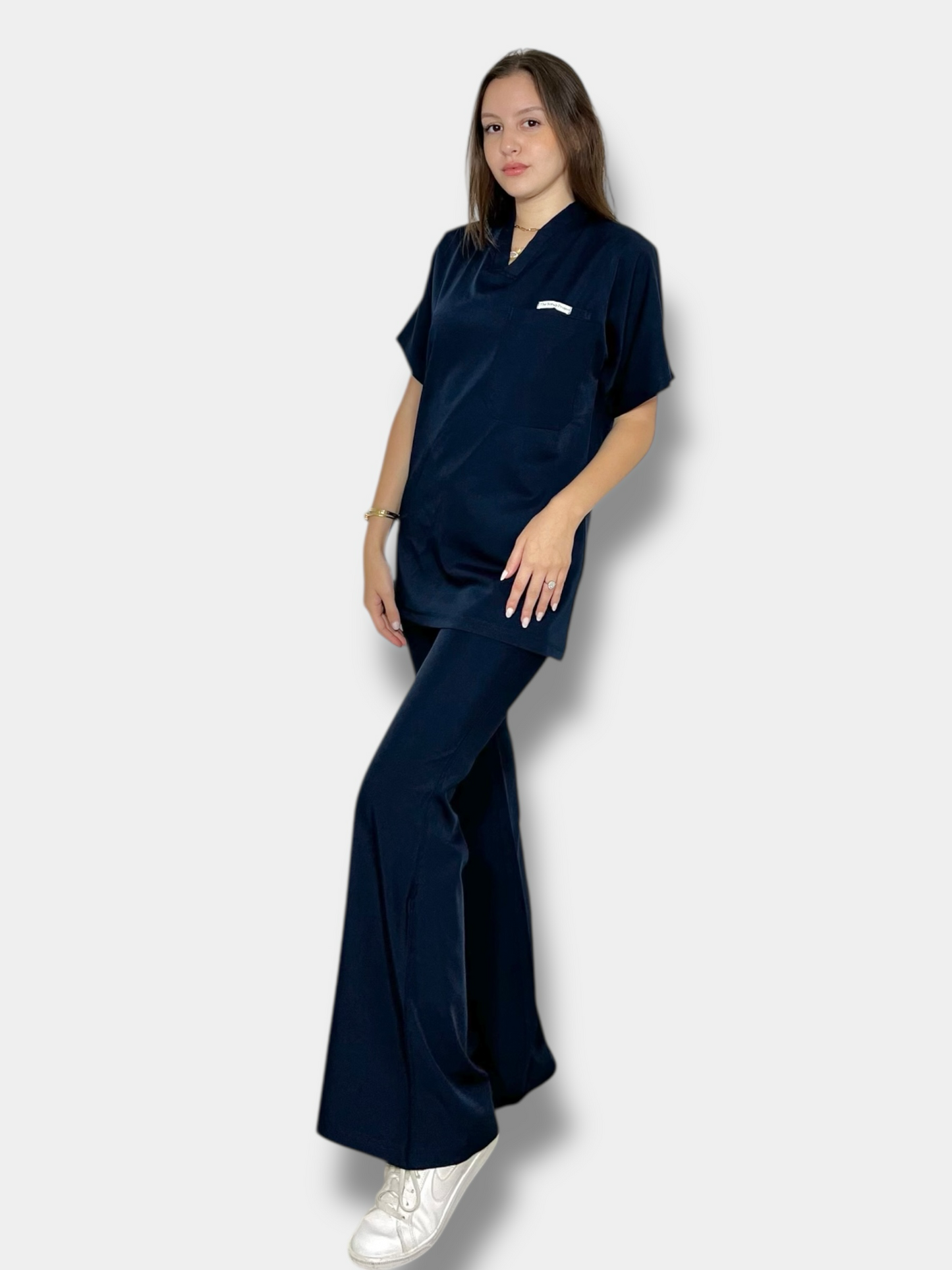 سكراب كحلي بأكمام قصيرة من مجموعة
Effortless Elegance Line