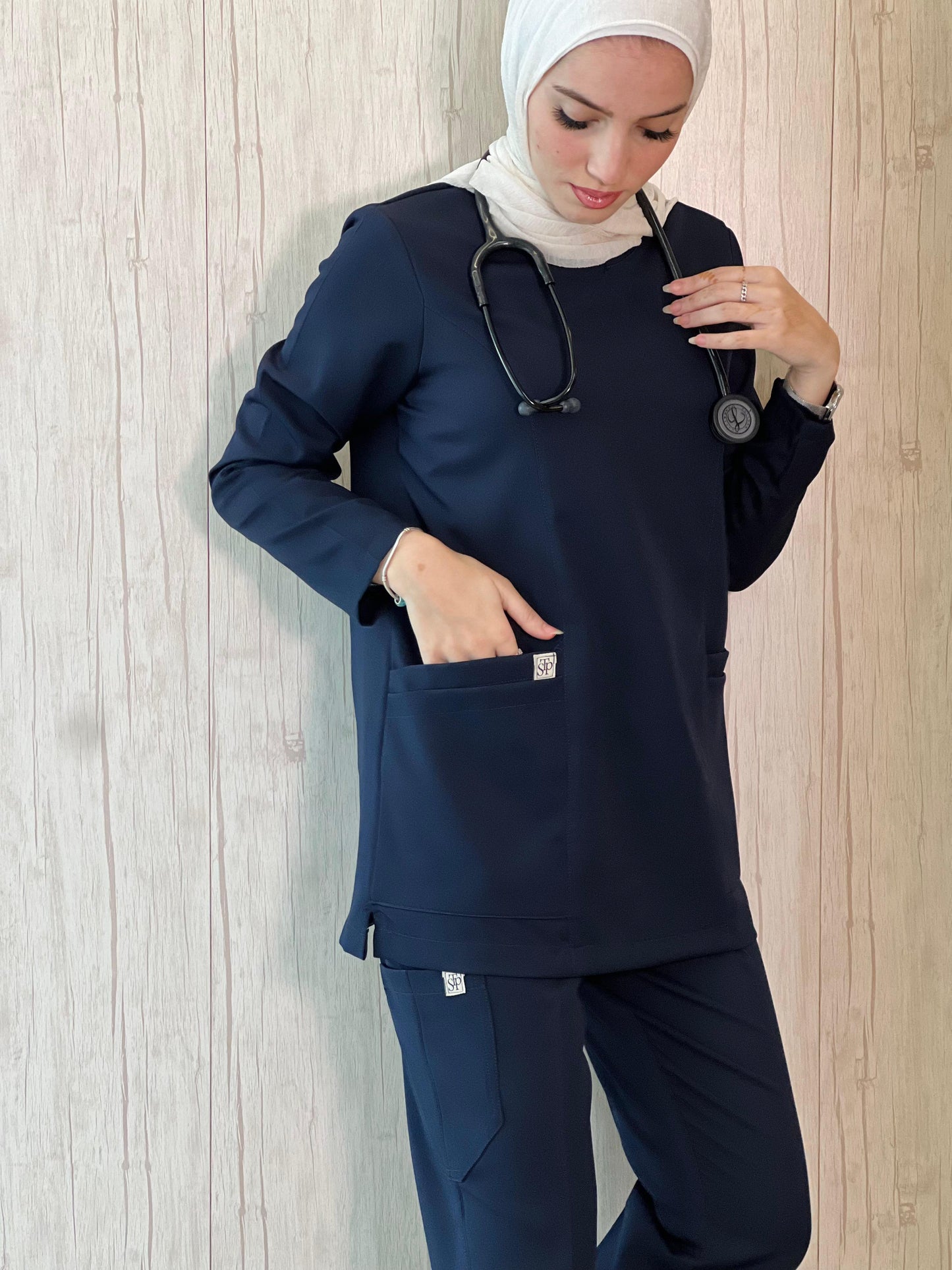سكراب كحلي بأكمام طويلة