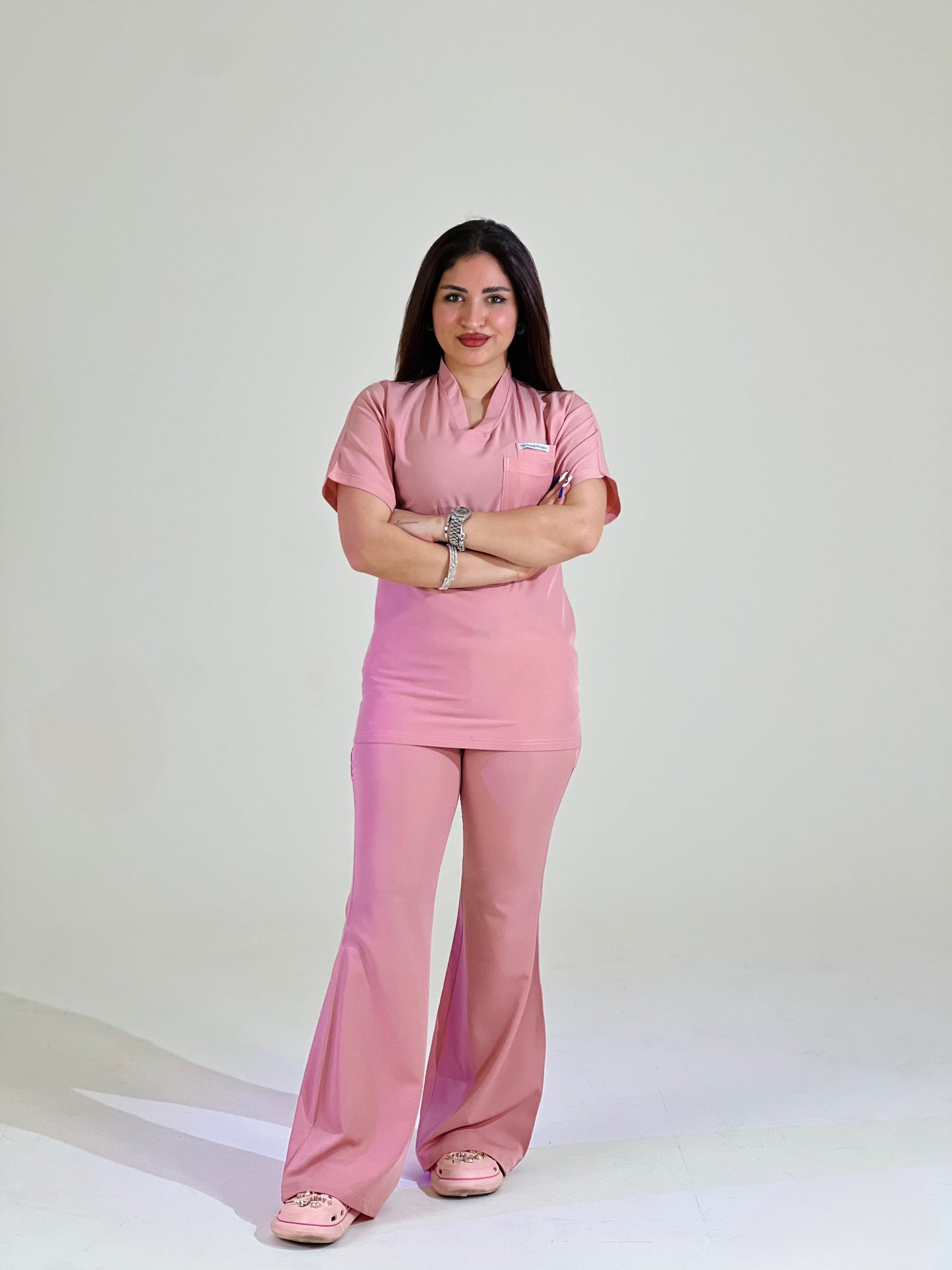 سكراب وردي بأكمام قصيرة من مجموعة 
Effortless Elegance Line