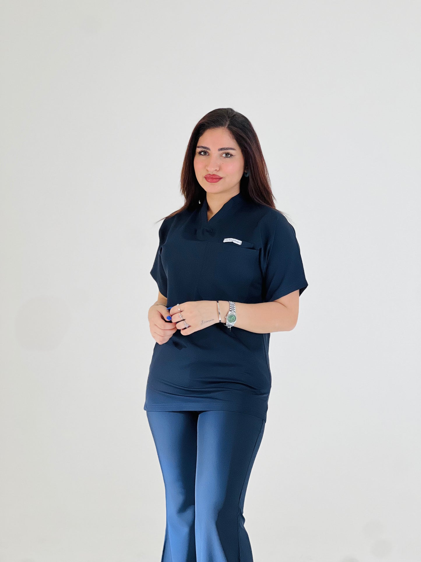 سكراب كحلي بأكمام قصيرة من مجموعة 
Effortless Elegance Line
