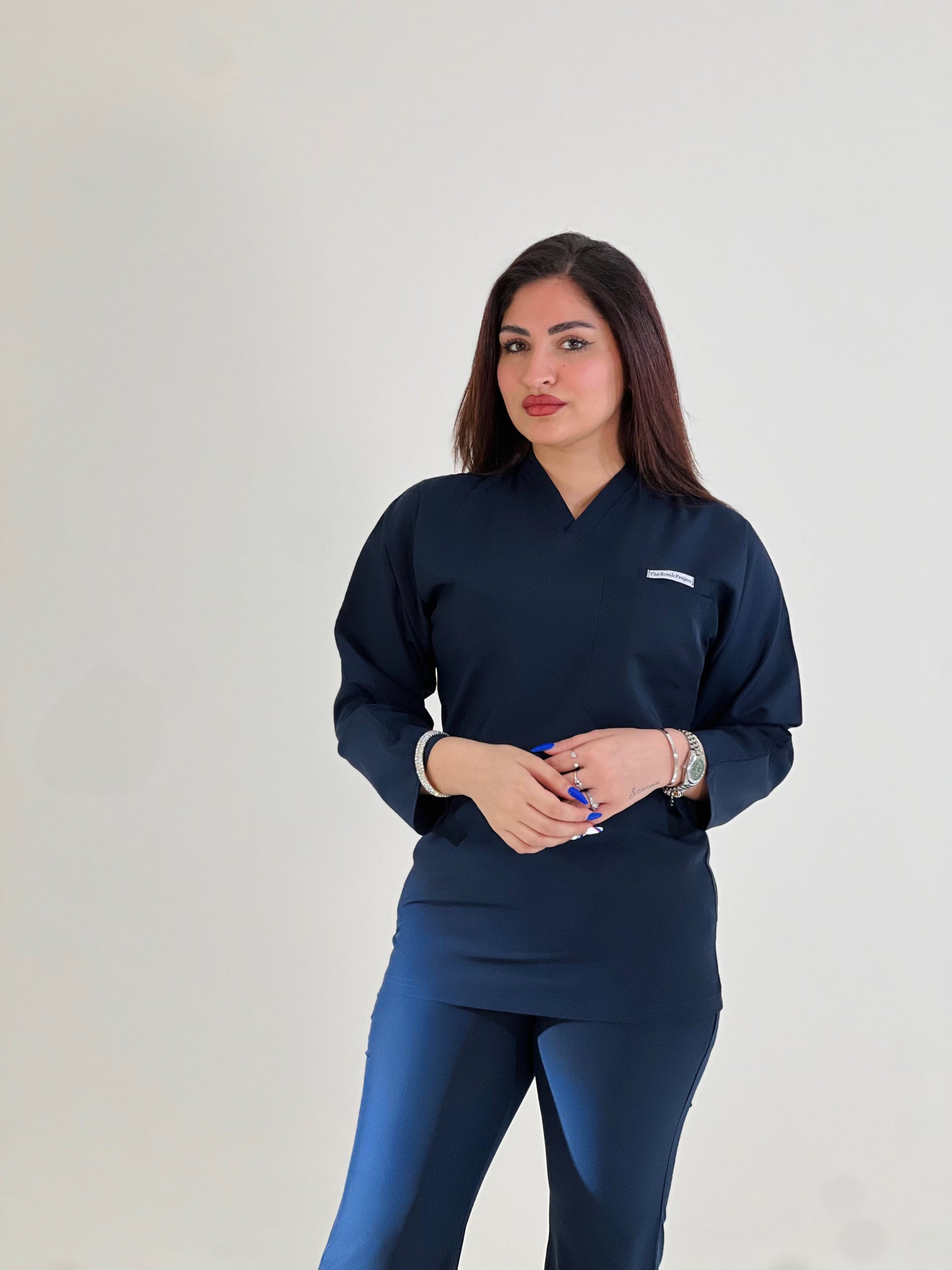سكراب كحلي بأكمام طويلة من مجموعة 
Effortless Elegance Line