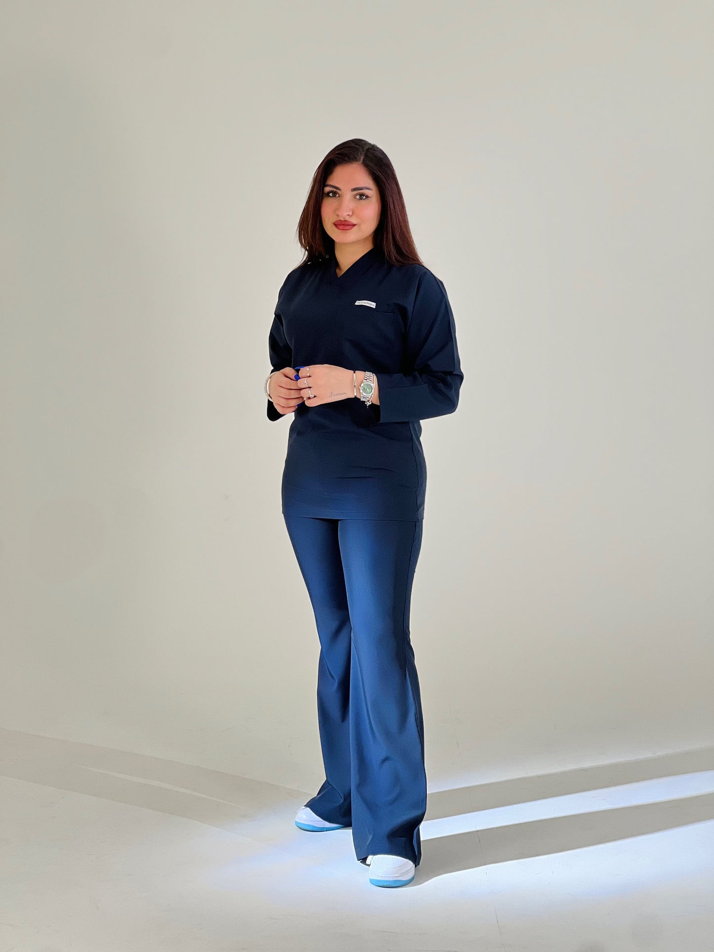 سكراب كحلي بأكمام طويلة من مجموعة 
Effortless Elegance Line
