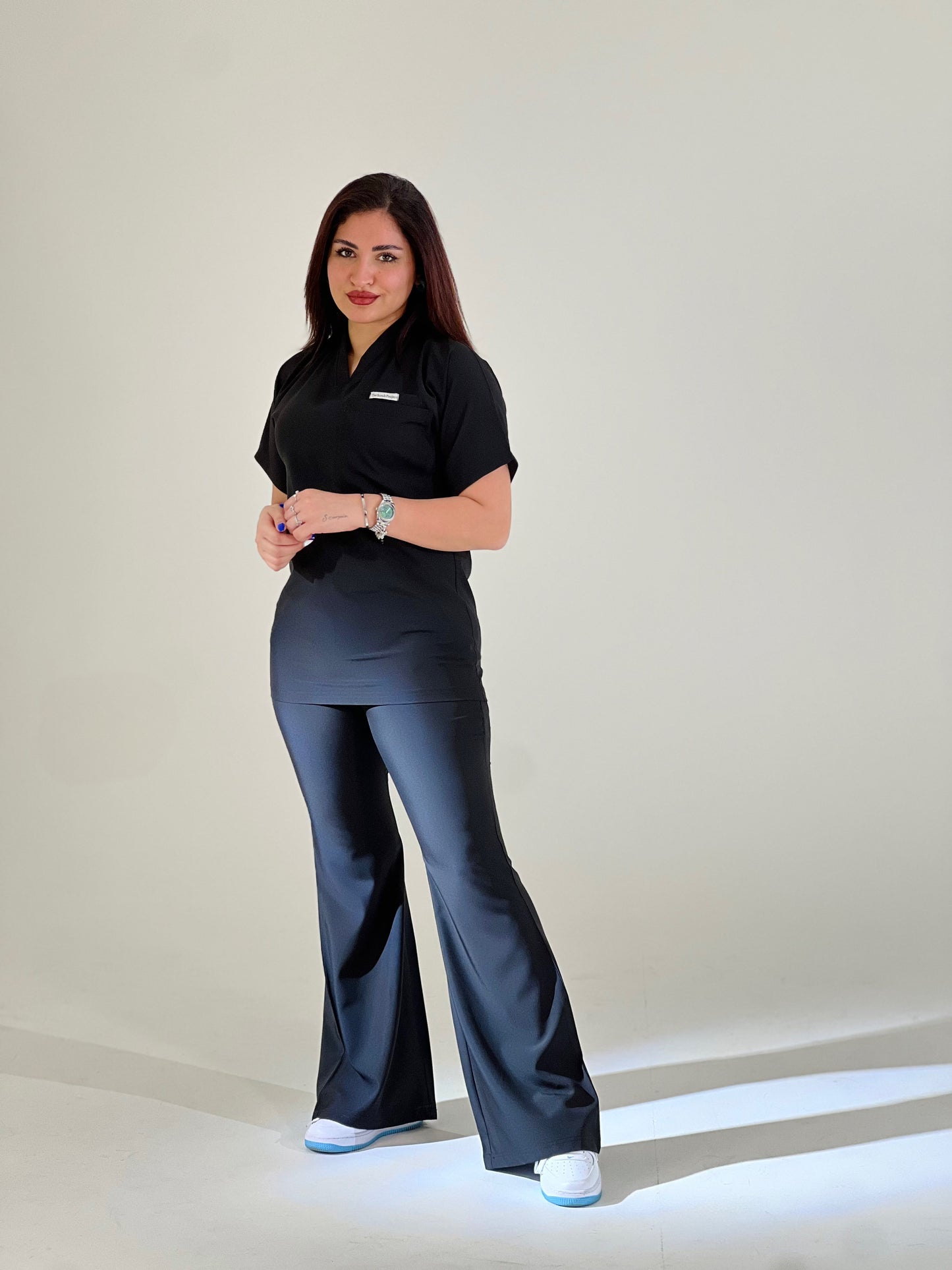 سكراب اسود بأكمام قصيرة من مجموعة 
Effortless Elegance Line