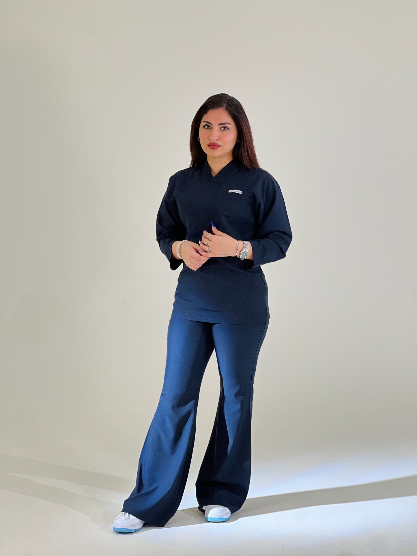 سكراب كحلي بأكمام طويلة من مجموعة 
Effortless Elegance Line