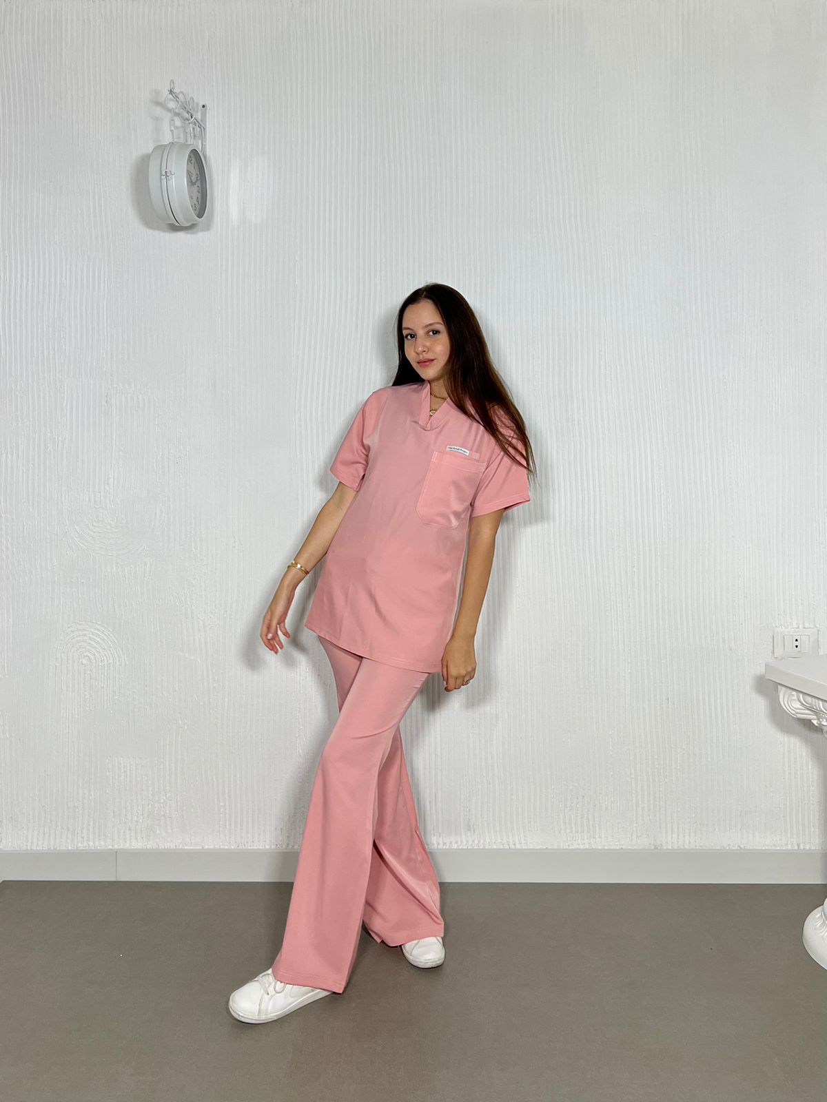 سكراب وردي بأكمام قصيرة من مجموعة 
Effortless Elegance Line