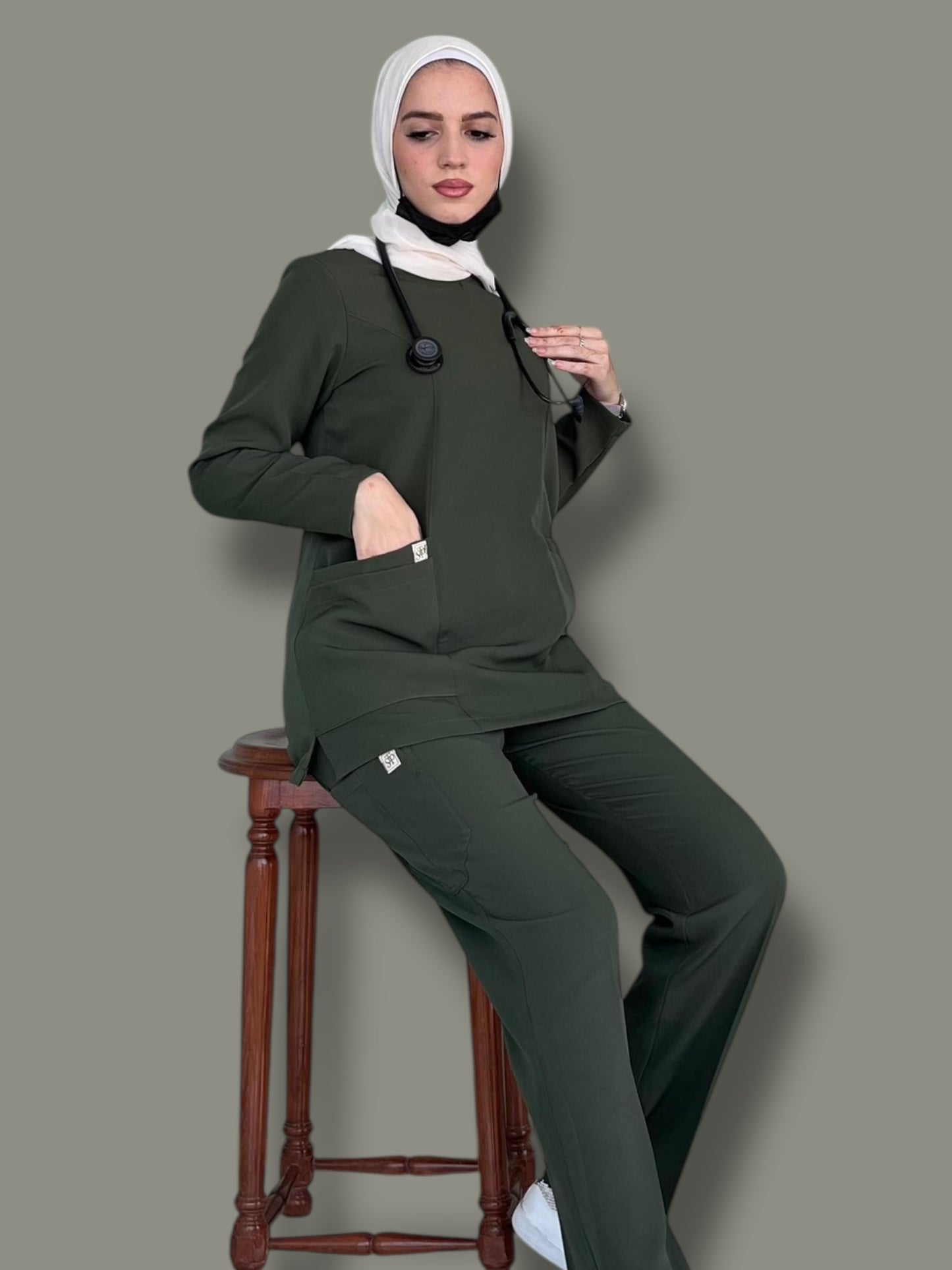 سكراب باللون جيشي بأكمام طويلة