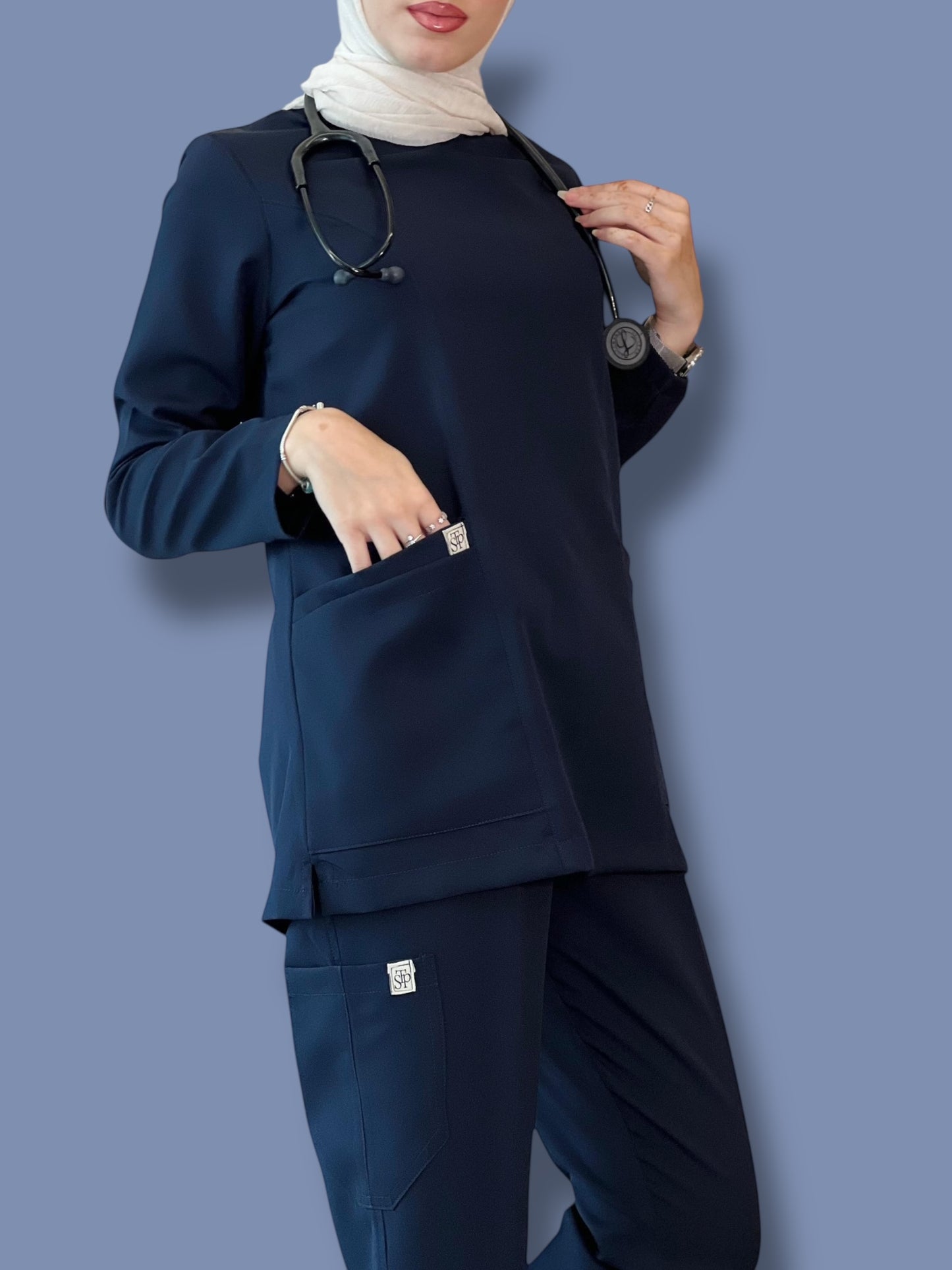 سكراب كحلي بأكمام طويلة